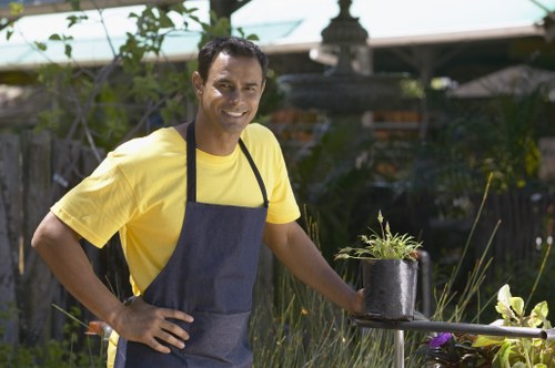 Visual cue for screen-reader-friendly garden service content